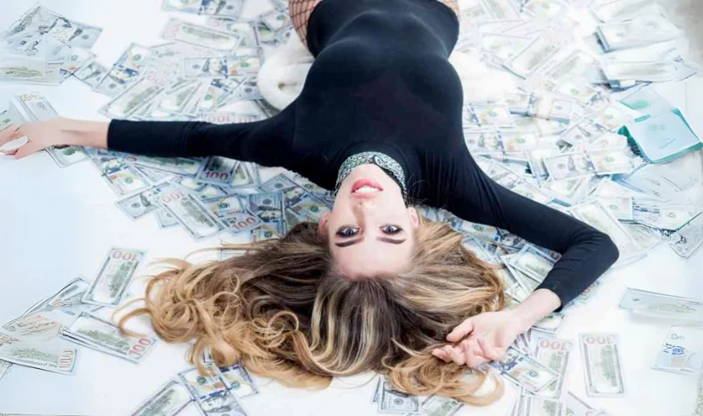 Dora Voigt de Assis (Age: 26, Net Worth: $1.1 Billion)
