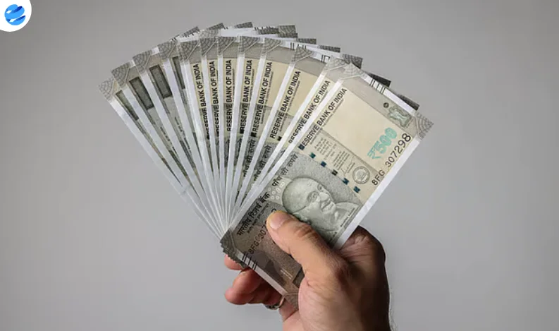 Indian Rupee Falls to 23.56 Against Dirham: UAE Expats Rush to Remit